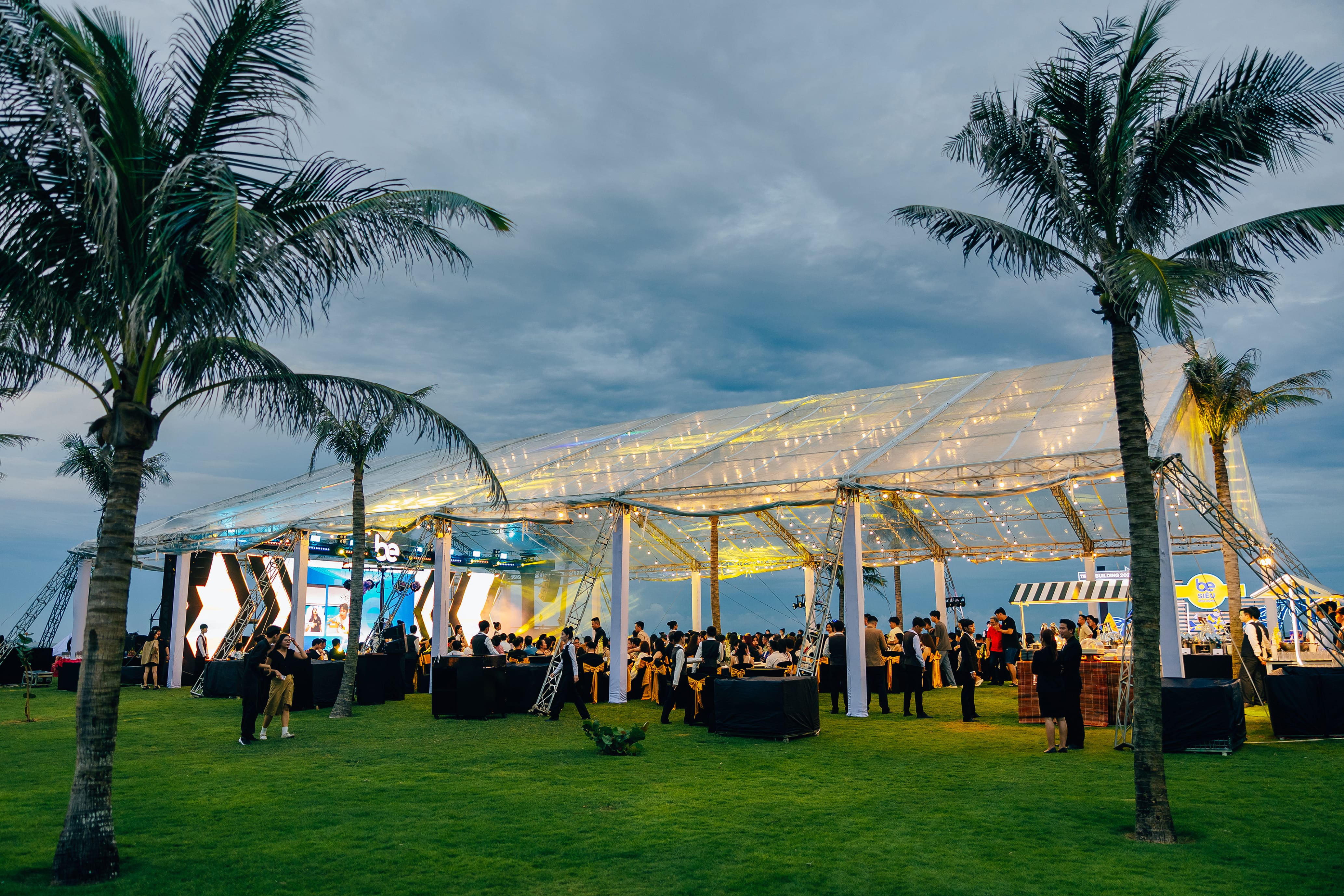 893b4496-gala-203.jpg
